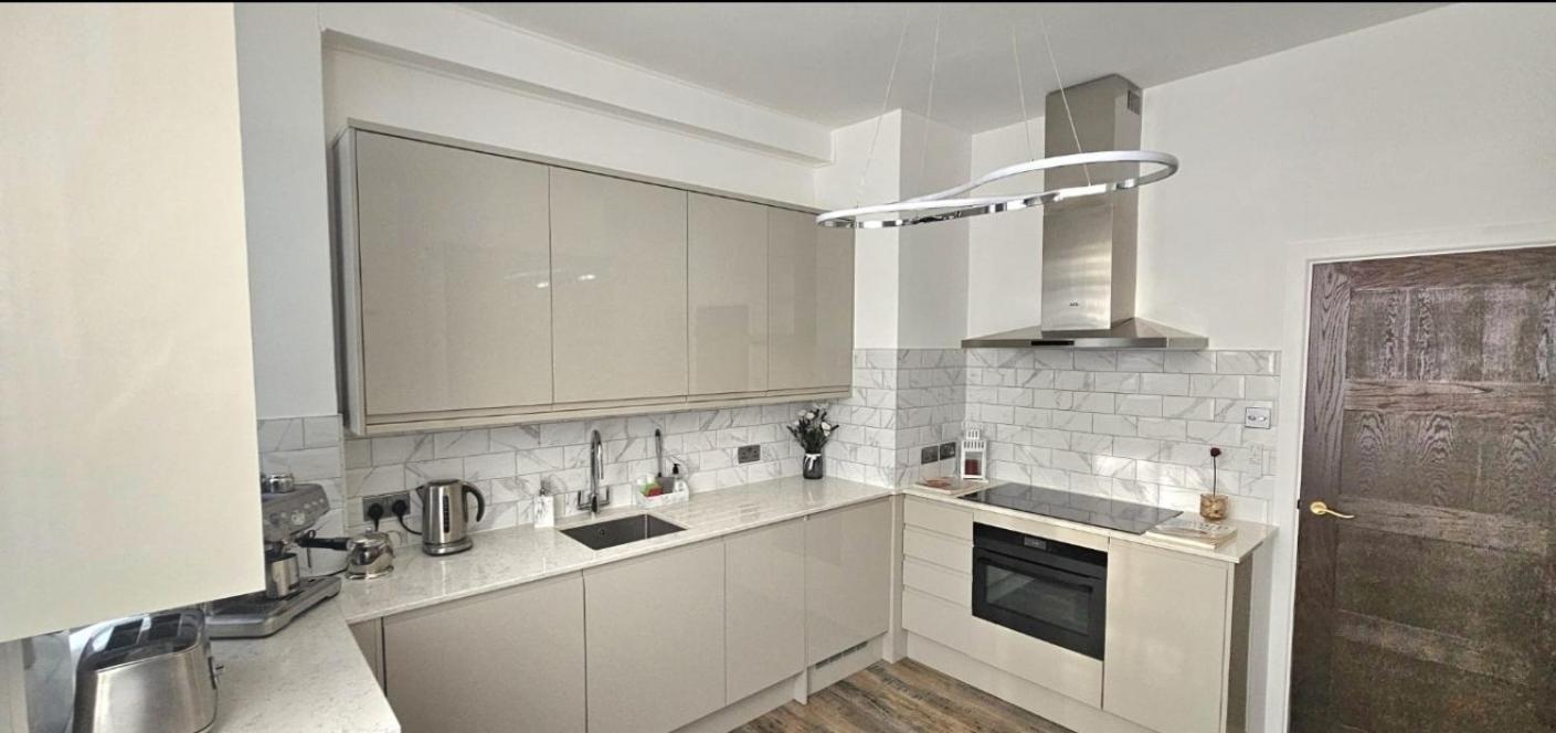 Bridge Stunning 2 Bedroom Londra