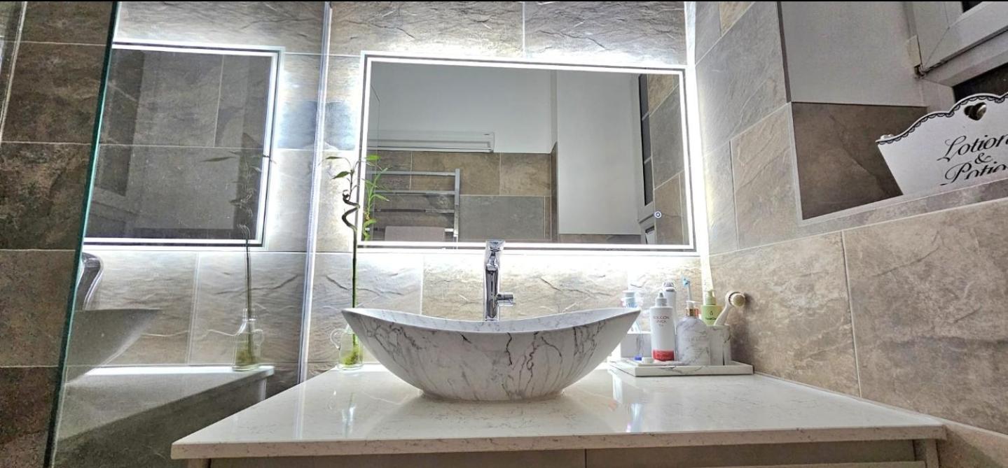 Bridge Stunning 2 Bedroom Londra